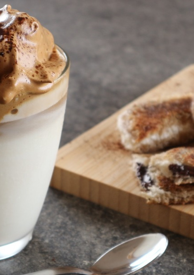 Una foto de ⭐Café dalgona y empanadillas de chocolate / Recetas virales Tik Tok⭐