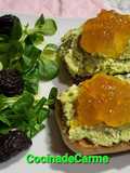 Tostas con aguacate, queso y mermelada de naranja