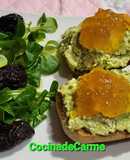 Tostas con aguacate, queso y mermelada de naranja