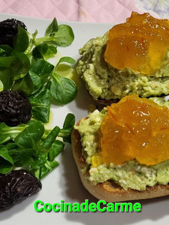 Una foto de Tostas con aguacate, queso y mermelada de naranja