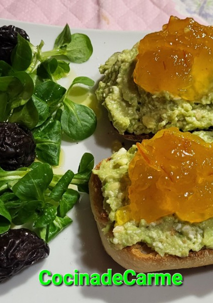 Una foto de Tostas con aguacate, queso y mermelada de naranja