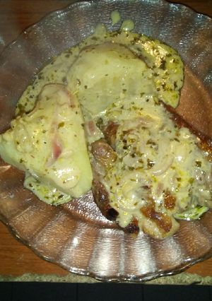 Una foto de Bondiola con salsa de cebollas a la mostaza y papas al natural
