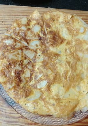 Una foto de Clásica tortilla españolade papa o patata y cebolla