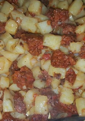 Una foto de Papitas con chorizo