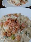 Camarones con arroz y salsa blanca