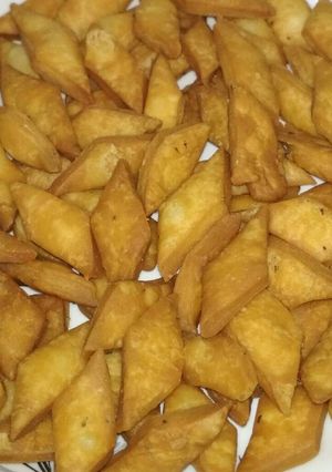 A picture of Namkeen pare.