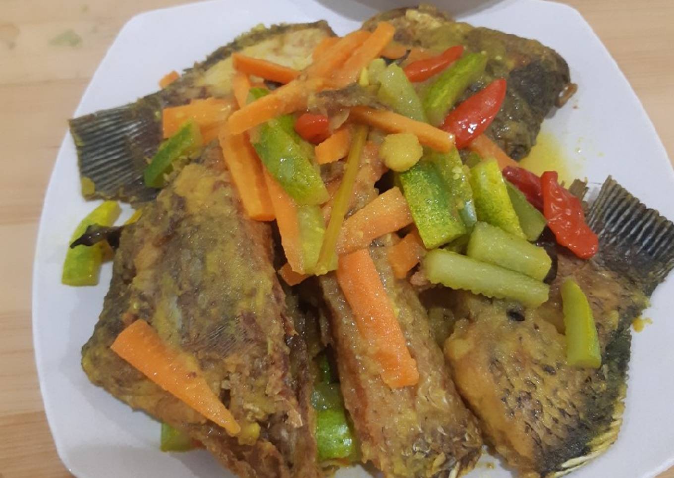 Pesmol gurame bumbu kuning