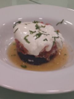 Una foto de Tartar de tomate con burrata y berenjena a la miel