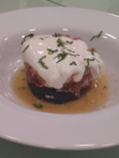 Una foto de Tartar de tomate con burrata y berenjena a la miel