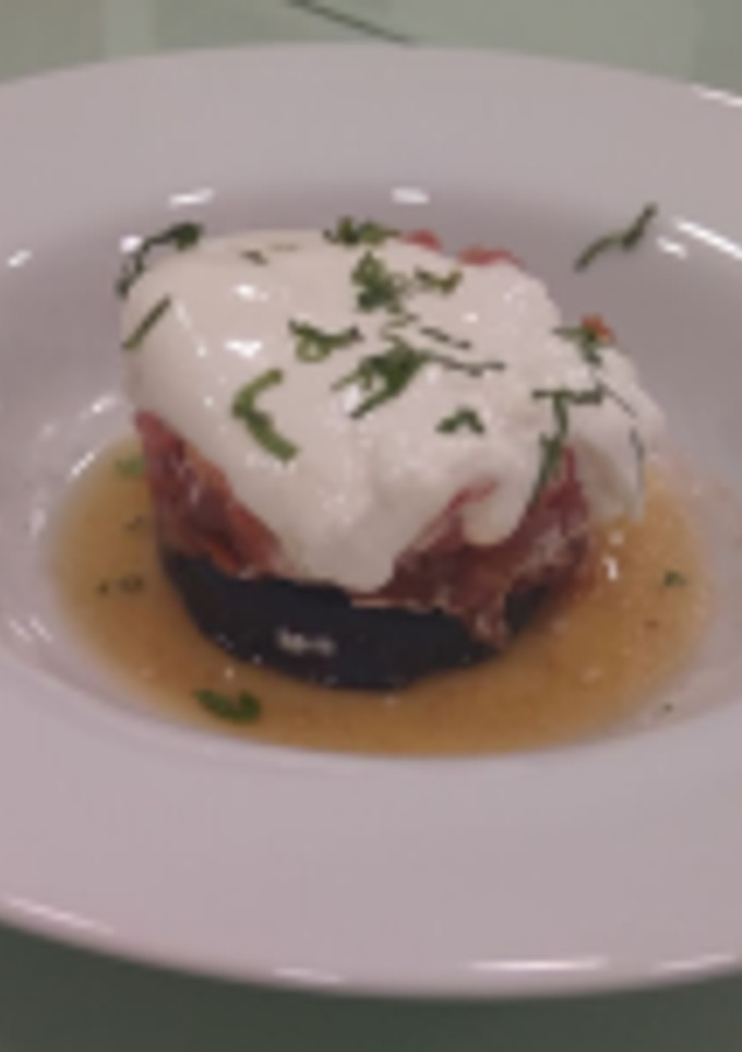 Una foto de Tartar de tomate con burrata y berenjena a la miel