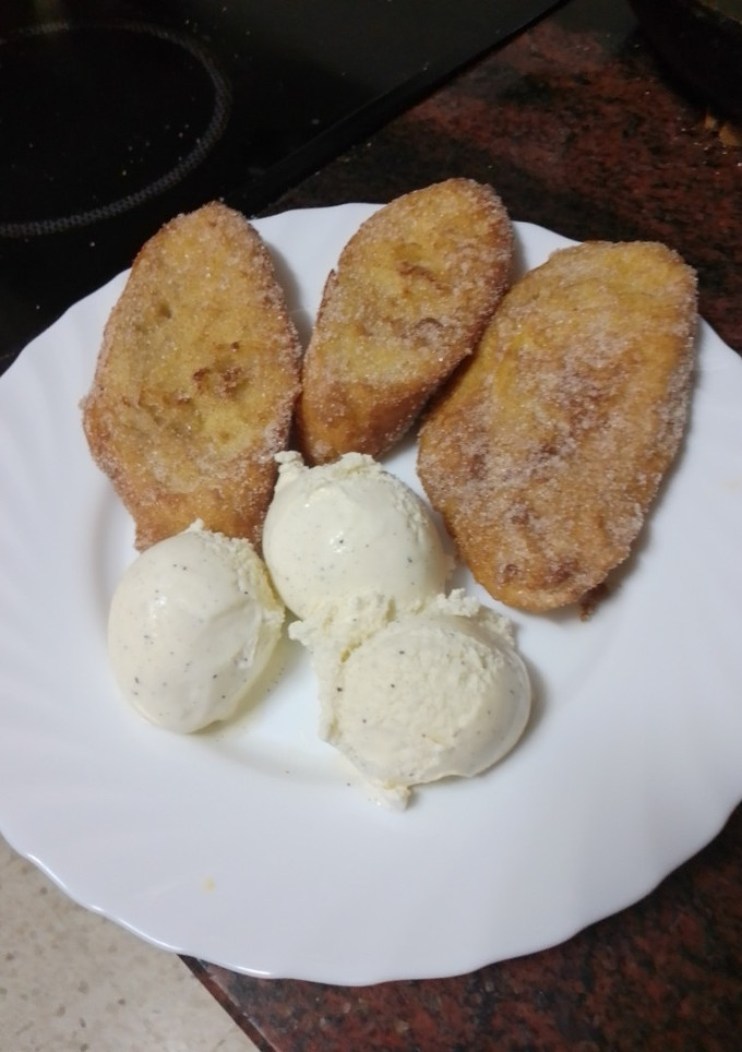 Una foto de Torrijas aromatizadas con helado de vainilla