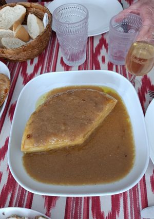Una foto de Tortilla en salsa bistec