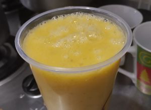 Una foto de Licuado de mango🥭y manzana🍏verde🧃🥤🍹