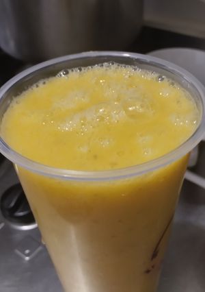 Una foto de Licuado de mango🥭y manzana🍏verde🧃🥤🍹