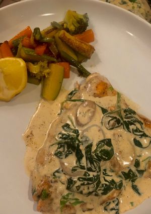 صورة لوصفة سالمون مشوي بالكريمة و السبانخ - Roasted Salmon with Cream and Spinach 🌟