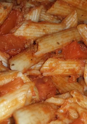 Foto principal de Macarrones integrales con tomate y picada de ternera