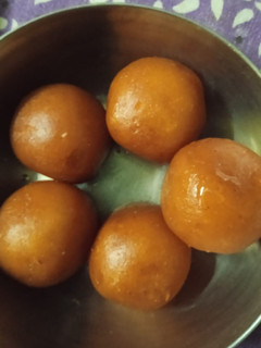 गुलाब जामुन (gulab jamun recipe in Hindi) रेसिपी मुख्य फोटो
