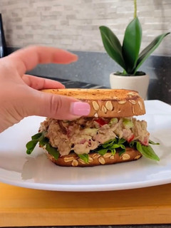 Una foto de Sándwich de atún