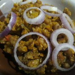 A picture of Porriage beans with onion.