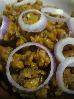 A picture of Porriage beans with onion.