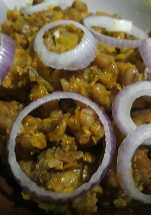 A picture of Porriage beans with onion.
