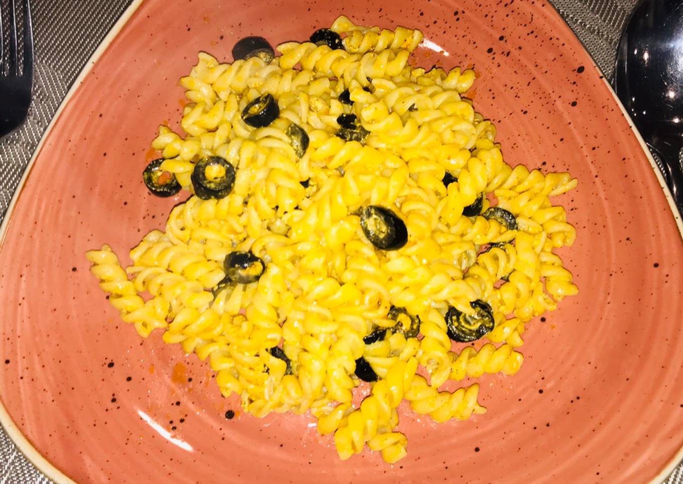 Crespos con salsa de ajos y aceitunas negras