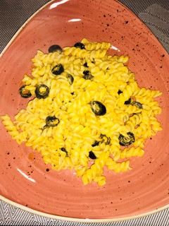 Una foto de Crespos con salsa de ajos y aceitunas negras