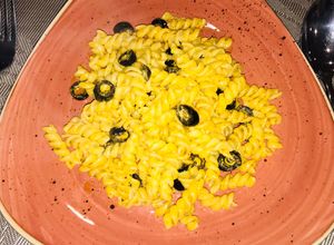 Una foto de Crespos con salsa de ajos y aceitunas negras