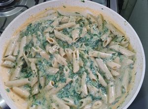 Una foto de Pasta integral con espinacas y crema de cheddar