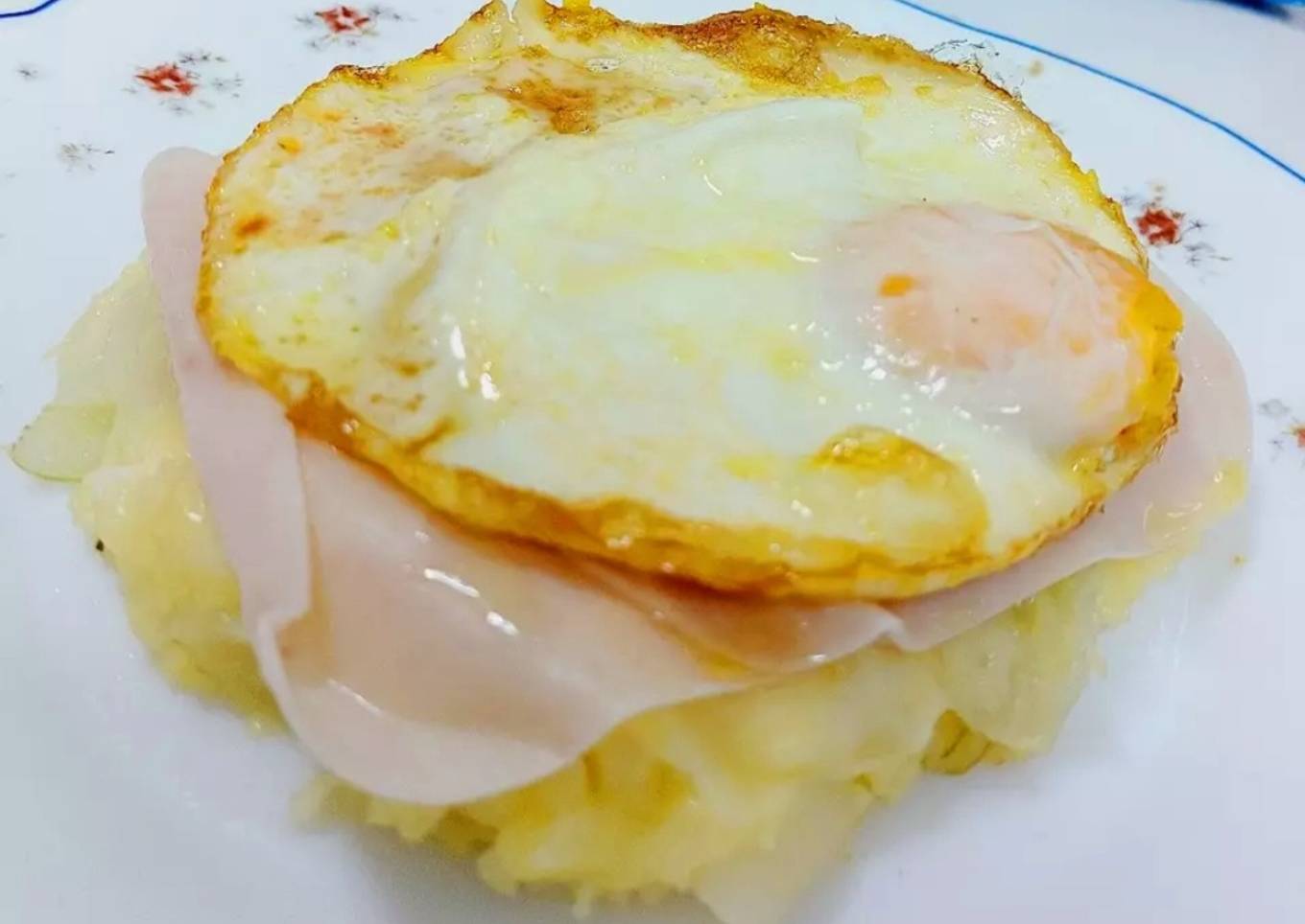 Potato rosti with egg and sweet turkey