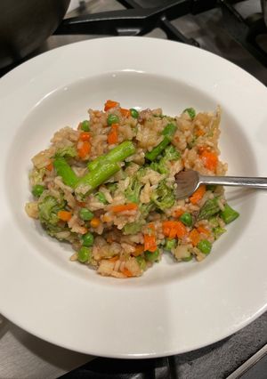 Una foto de 🍛ARROZ FRITO FÁCIL 🤤🍚