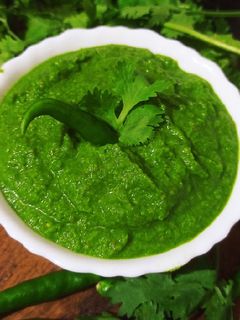 चटपटी तीखी हरी चटनी (chatpati teekhi hari chutney recipe in hindi) रेसिपी मुख्य फोटो