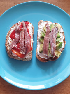 Foto principal de Tostas de anchoas, pimientos o aguacate y crema de tofu