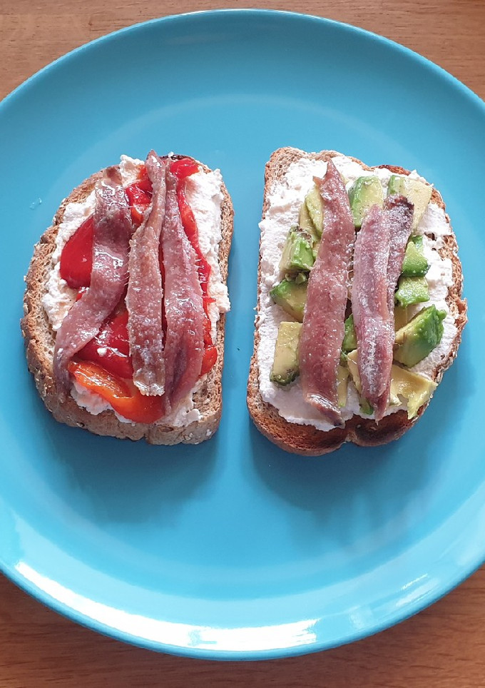 Una foto de Tostas de anchoas, pimientos o aguacate y crema de tofu