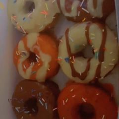 A picture of Glazed doughnuts.
