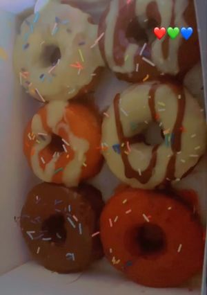 A picture of Glazed doughnuts.