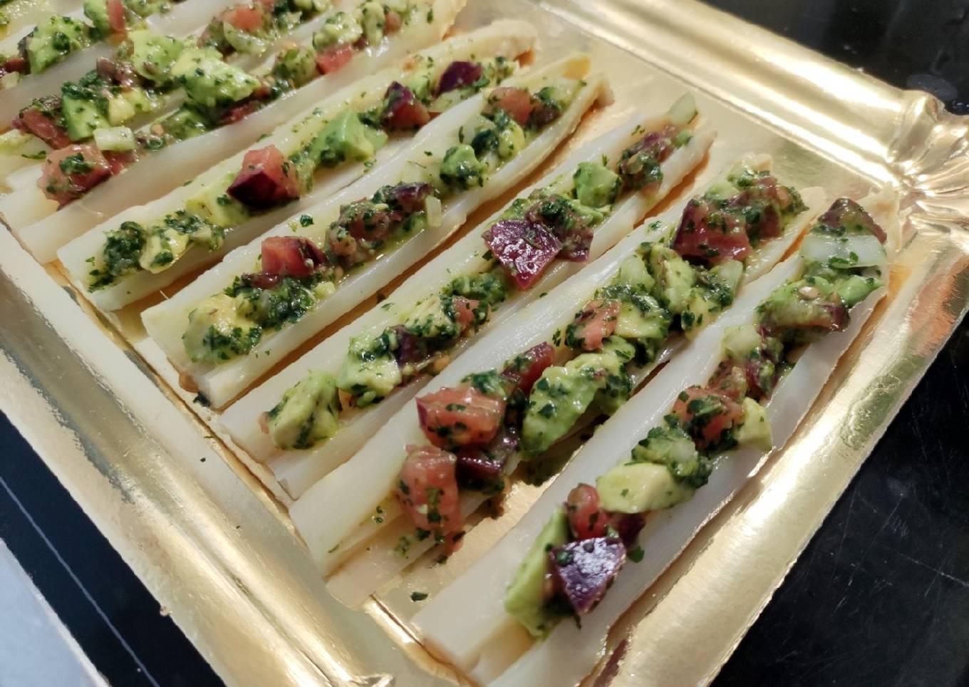 Espárragos rellenos de aguacate y tomate (vegano)