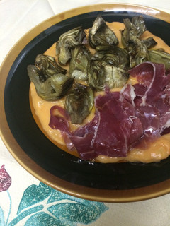 Una foto de Parmentier de boniato con alcachofa y jamón