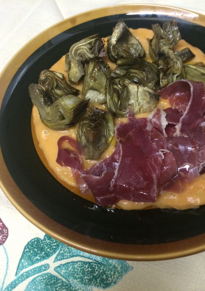 Una foto de Parmentier de boniato con alcachofa y jamón