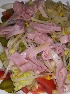 Una foto de Ensalada con brotes de soja y mortadela de pavo