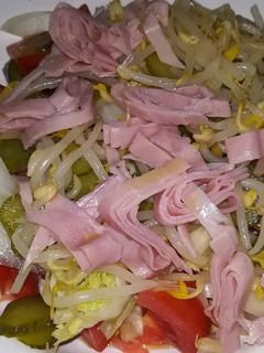 Una foto de Ensalada con brotes de soja y mortadela de pavo