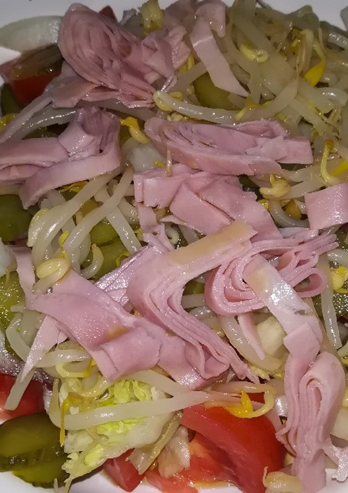 Una foto de Ensalada con brotes de soja y mortadela de pavo