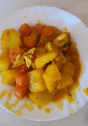 Una foto de Pollo amarillo a la zanahoria con papas