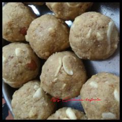 A picture of Gond ke laddu.