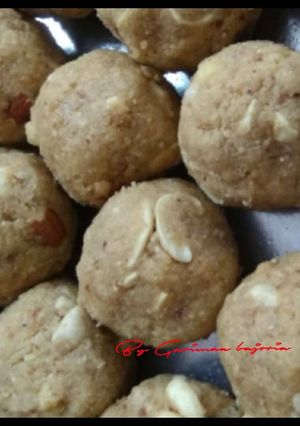 A picture of Gond ke laddu.