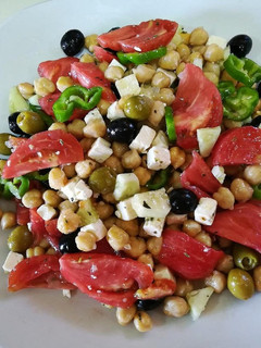 Una foto de Ensalada de garbanzos a la griega
