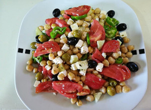 Foto principal de Ensalada de garbanzos a la griega