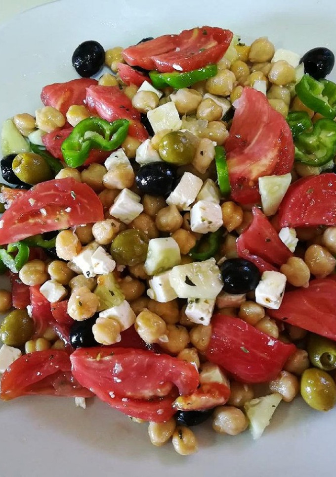 Una foto de Ensalada de garbanzos a la griega