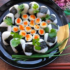 A picture of Christmas Onigiri Rice Ball Wreath.