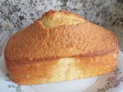 Una foto de bizcocho con crema de leche